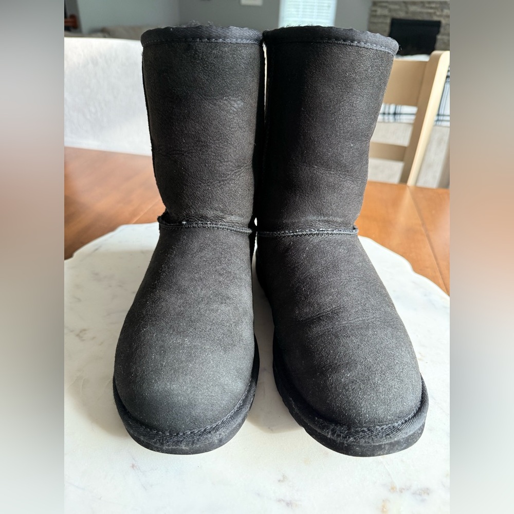 UGG black mid boots sz 6 EUC